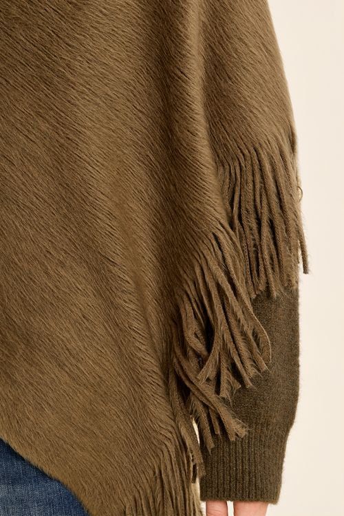 Poncho asimétrico con flecos