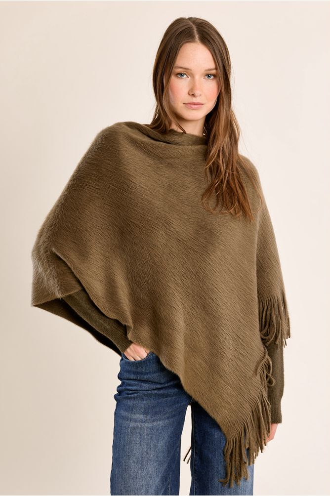 Poncho asimétrico con flecos