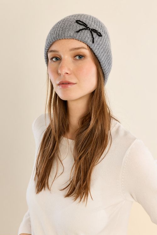 Bonnet en maille côtelée, nœud brodé