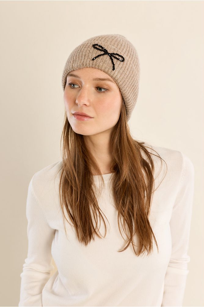 Bonnet en maille côtelée, nœud brodé