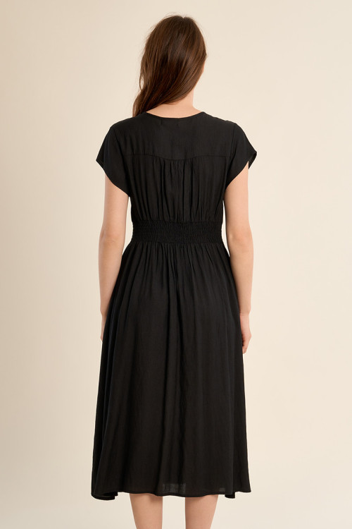 Vestido de manga corta, detalle pliegues.