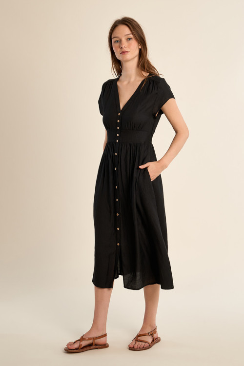 Vestido de manga corta, detalle pliegues.