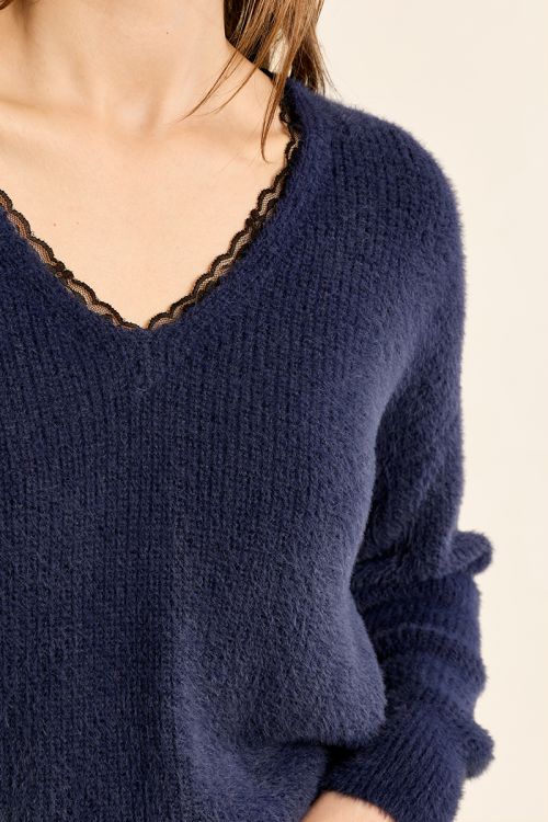 V-neck sweater, with lace
