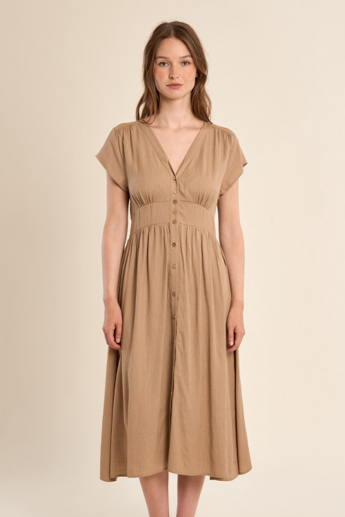 Vestido de manga corta, detalle pliegues.