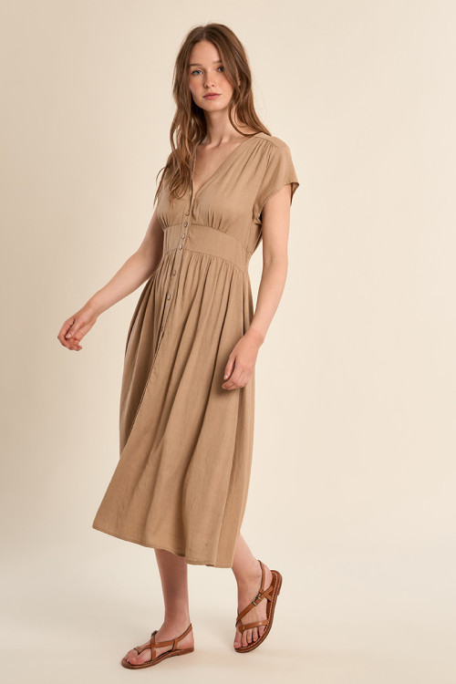 Vestido de manga corta, detalle pliegues.