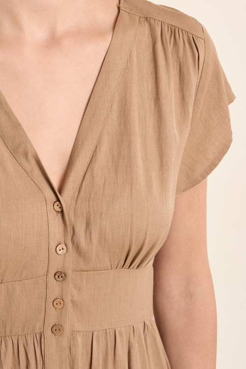 Vestido de manga corta, detalle pliegues.