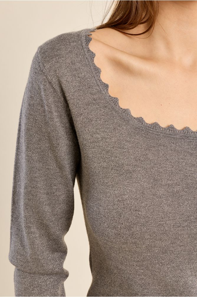Pull ajusté, encolure carrée festonnée