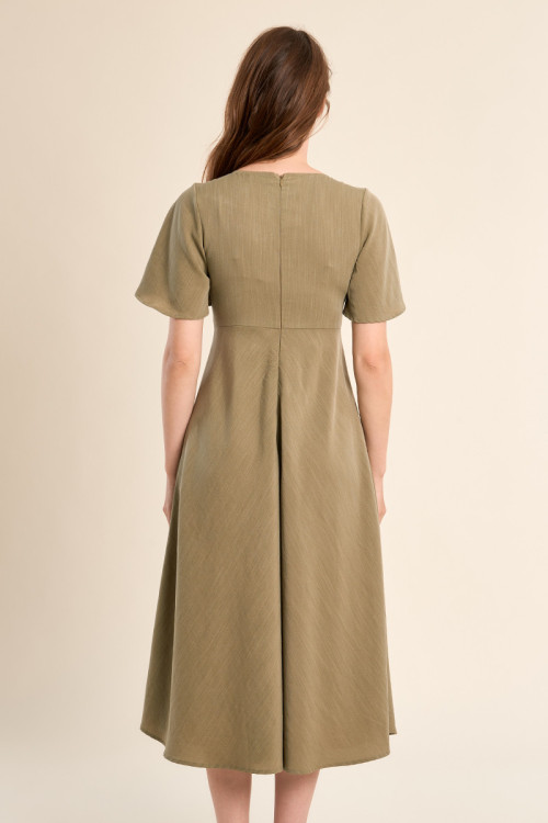Vestido largo, de manga corta, detalle pliegues.