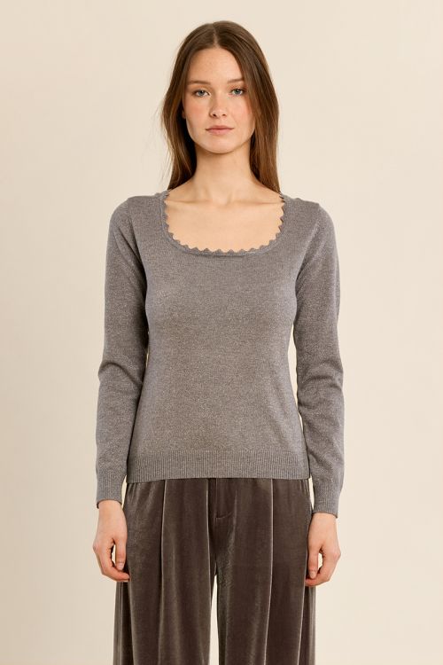 Pull ajusté, encolure carrée festonnée
