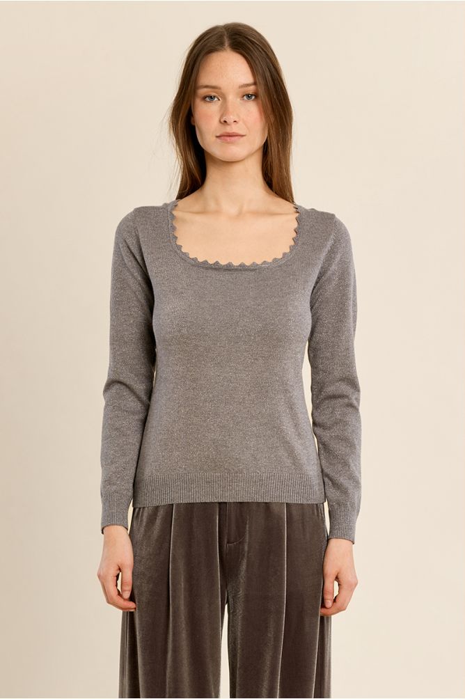 Fitted sweater, scalloped square neckline