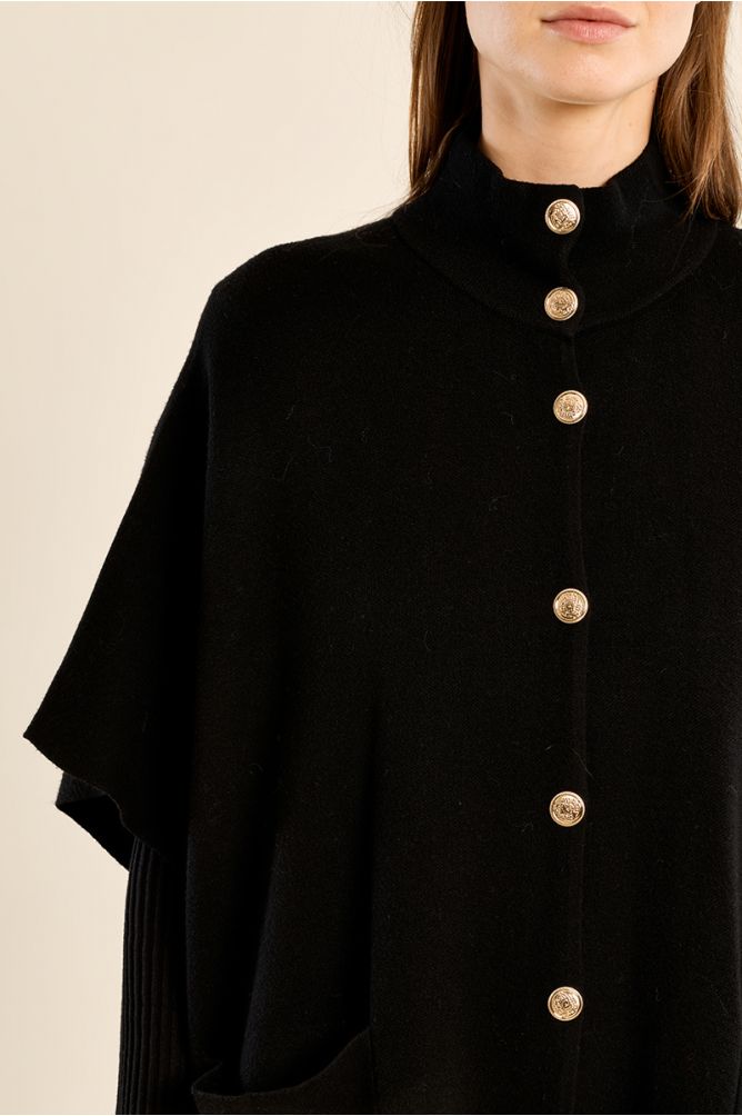 Knitted cape, buttoned