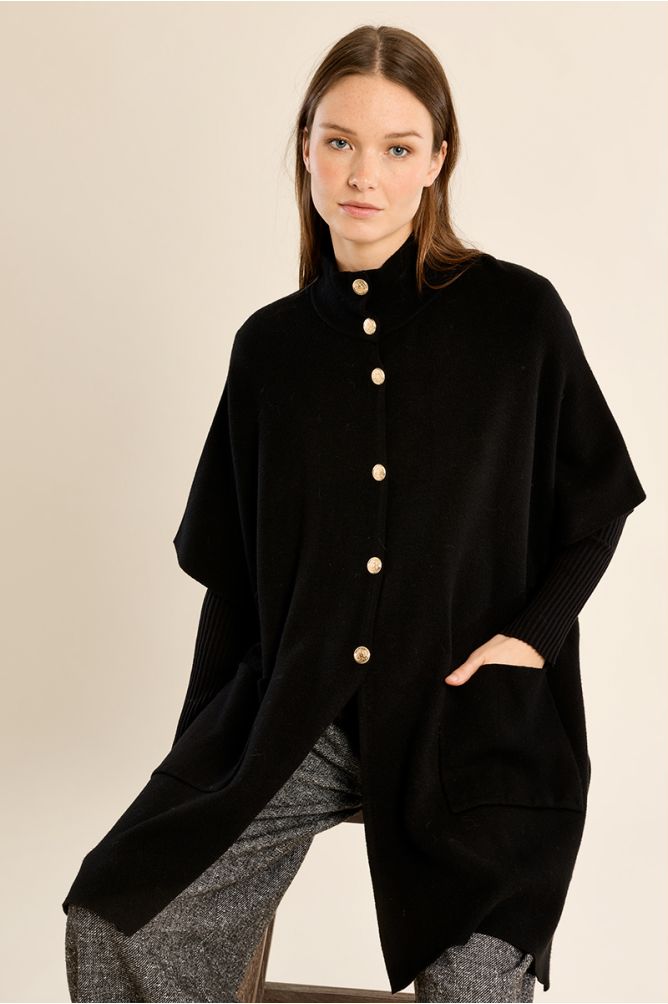 Cape en maille, boutonnée