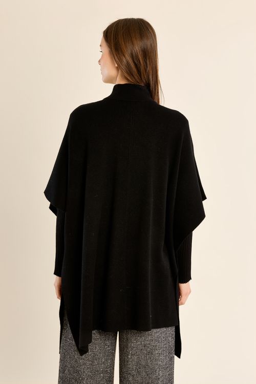 Knitted cape, buttoned
