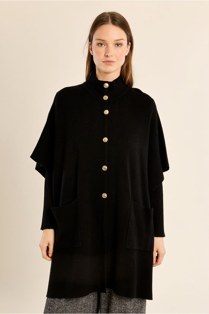 Knitted cape, buttoned