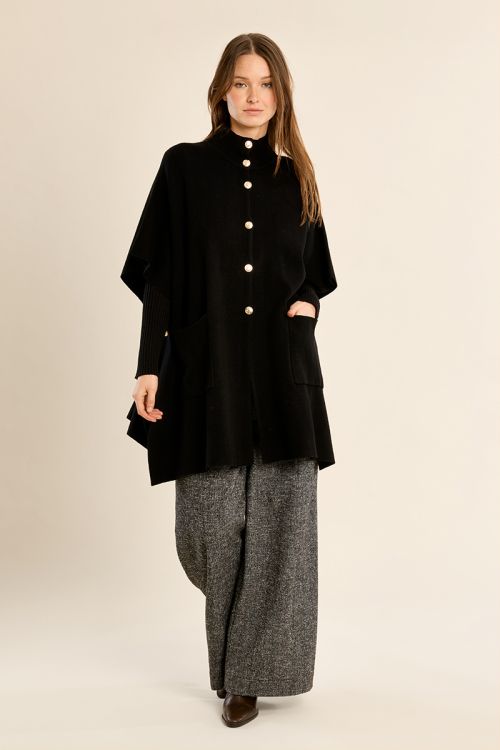 Knitted cape, buttoned