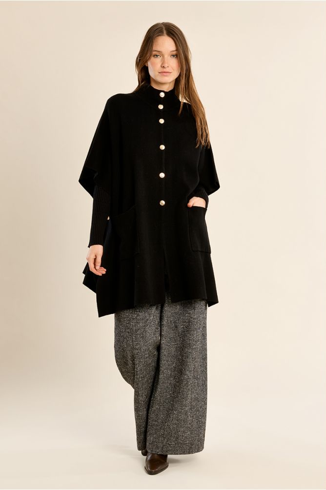 Knitted cape, buttoned