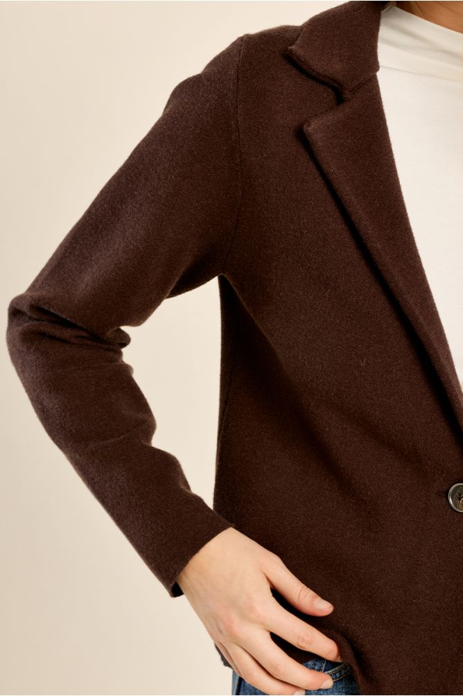 Chaqueta corta con cuello y solapa
