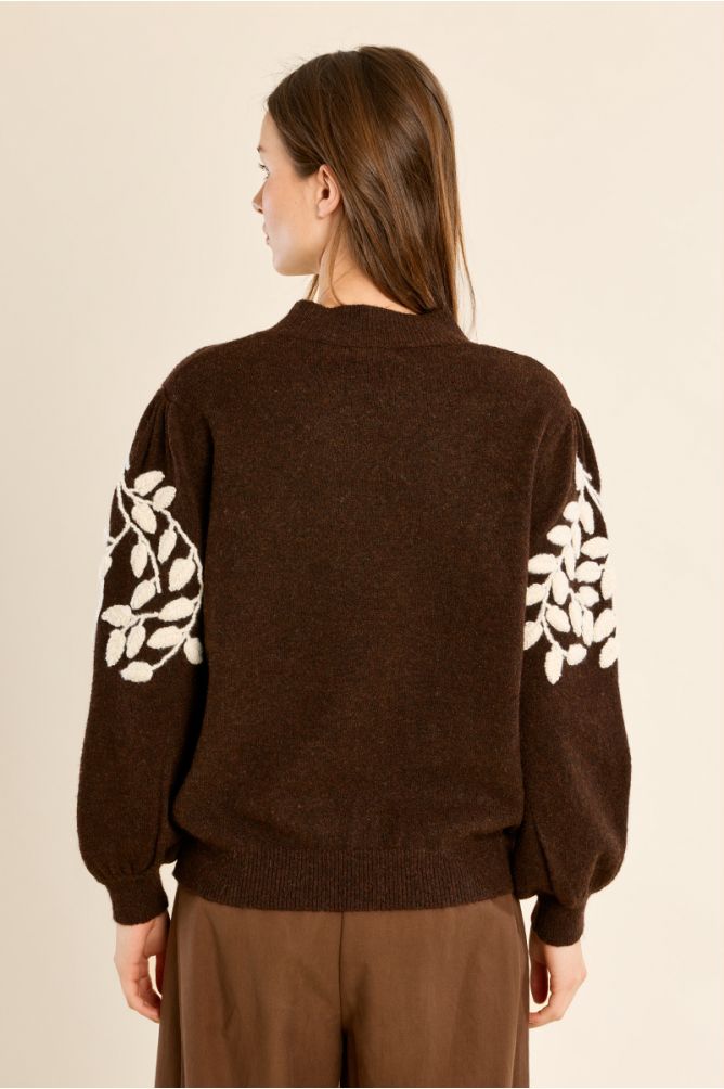 Pull col montant, broderies florales