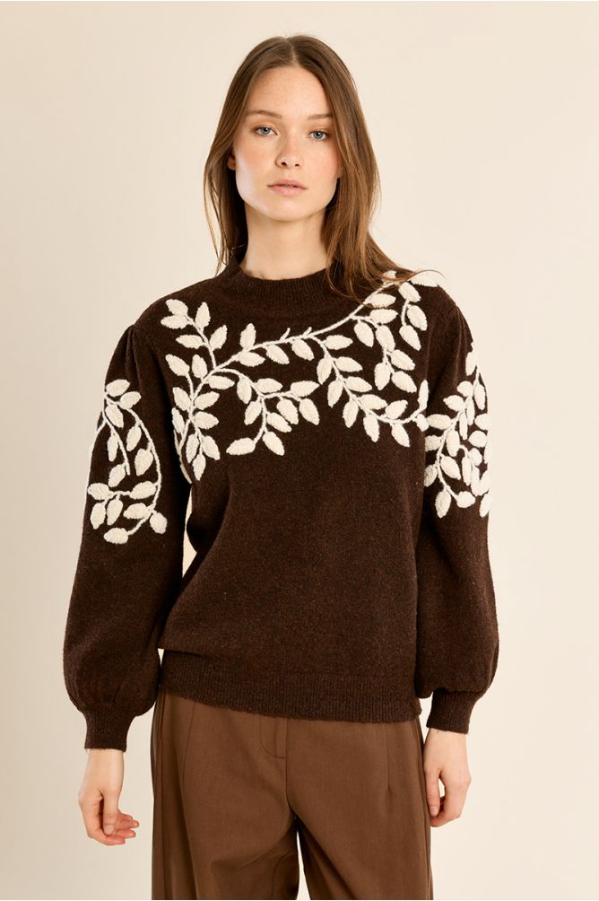Pull col montant, broderies florales