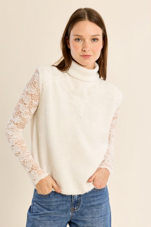 Sleeveless sweater, embroidered turtleneck