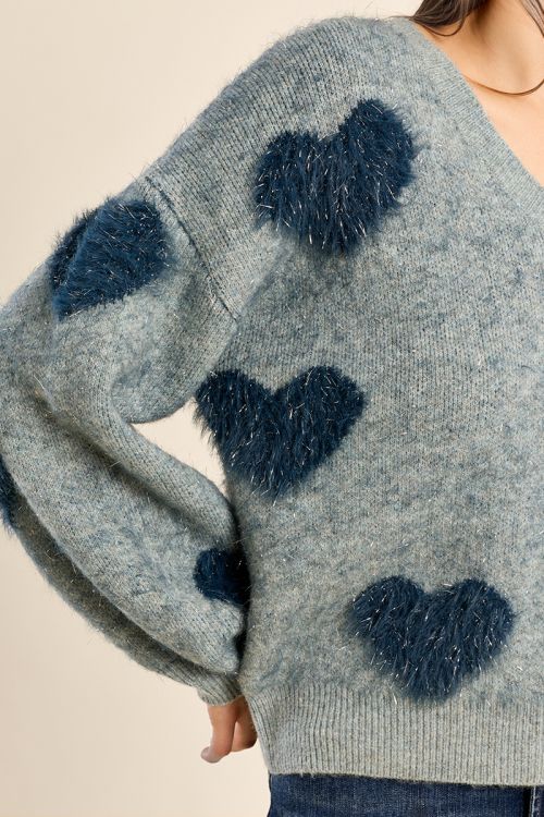Pull duveteux aux cœurs irisés