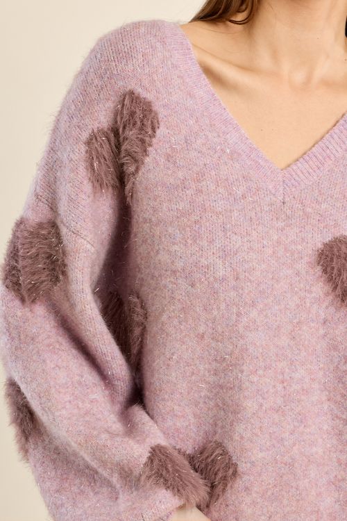 Pull duveteux aux cœurs irisés