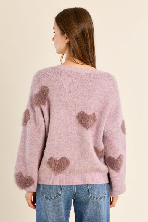 Pull duveteux aux cœurs irisés