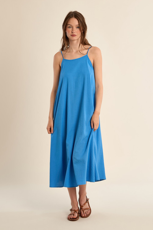Vestido largo, de tirantes y lazada.