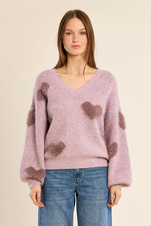 Pull duveteux aux cœurs irisés