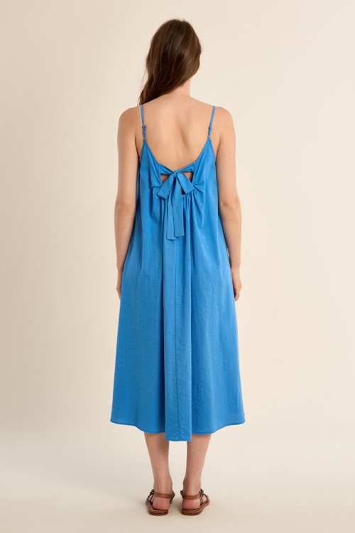 Vestido largo, de tirantes y lazada.