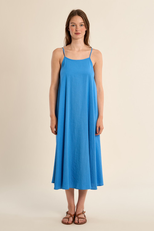 Vestido largo, de tirantes y lazada.