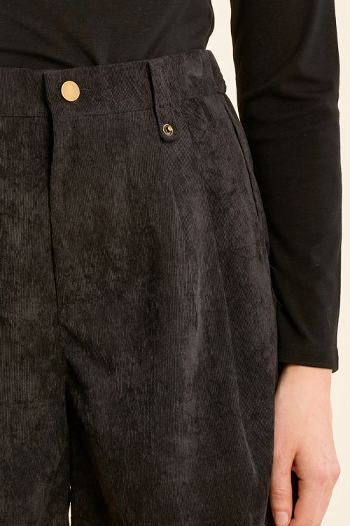 Straight, high-waisted shorts