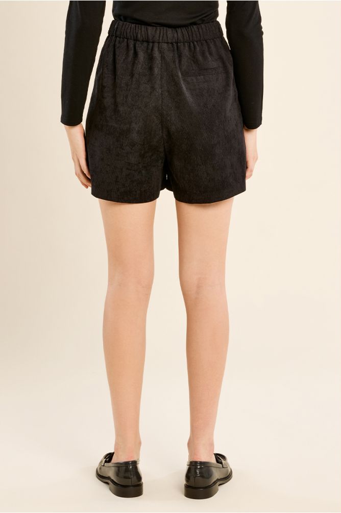 Short corto detalle pliegues