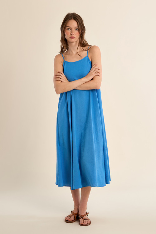 Vestido largo, de tirantes y lazada.