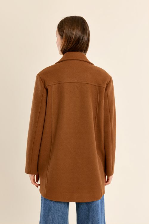 Abrigo con cuello y solapa
