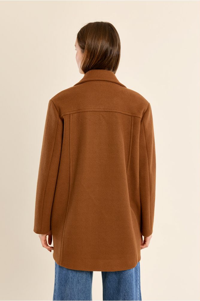 Abrigo con cuello y solapa