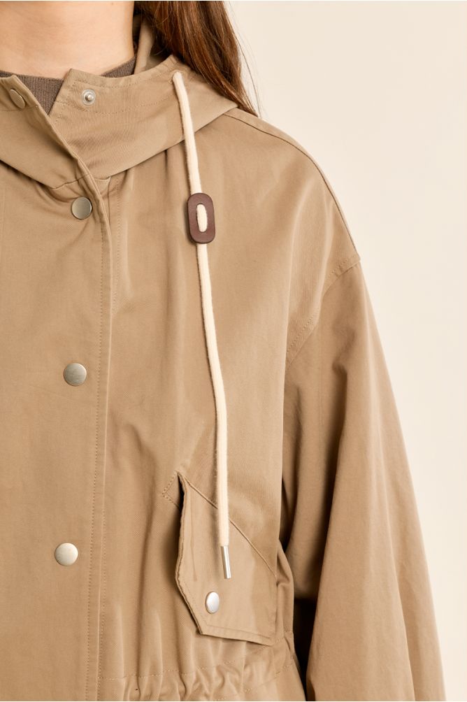 Gabardina de manga larga con capucha