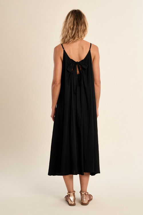 Vestido largo, de tirantes y lazada.