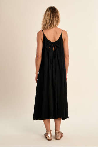 Vestido largo, de tirantes y lazada.