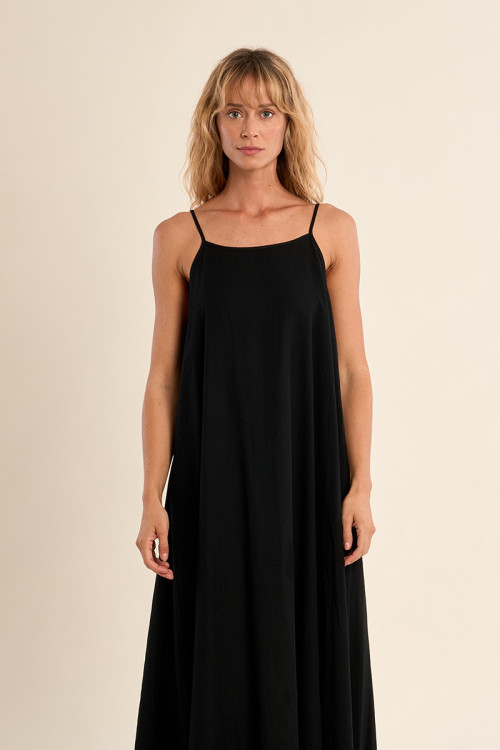 Vestido largo, de tirantes y lazada.