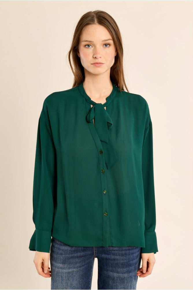 Fluid blouse with collar
