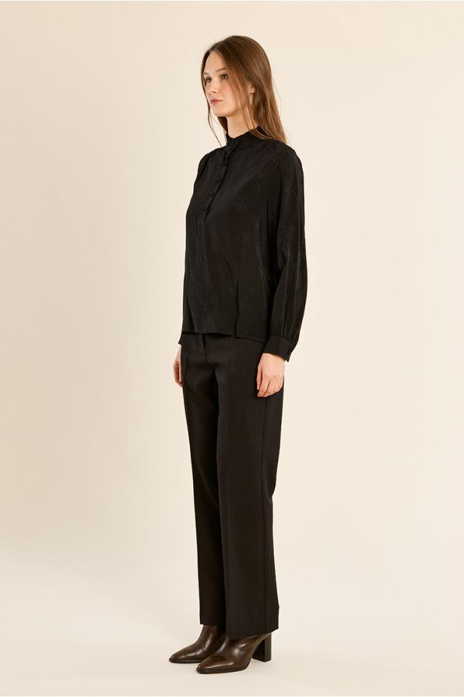 Blouse col montant froncé