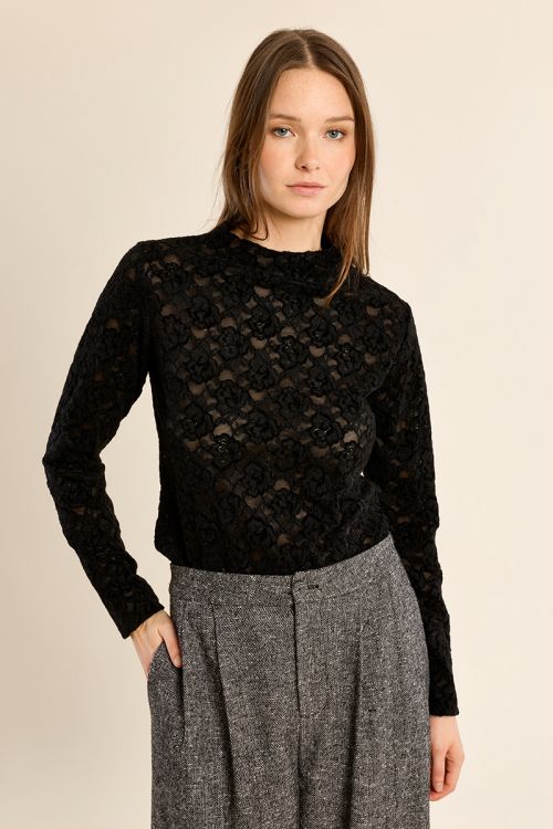 Top en dentelle semi-transparente