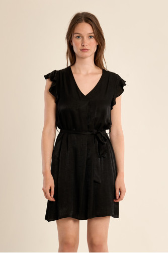 Short dress with a bow at the waist