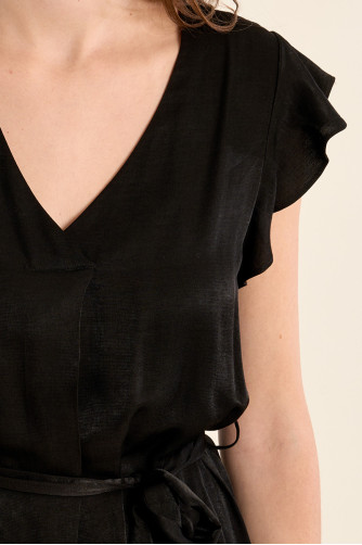 Short dress with a bow at the waist