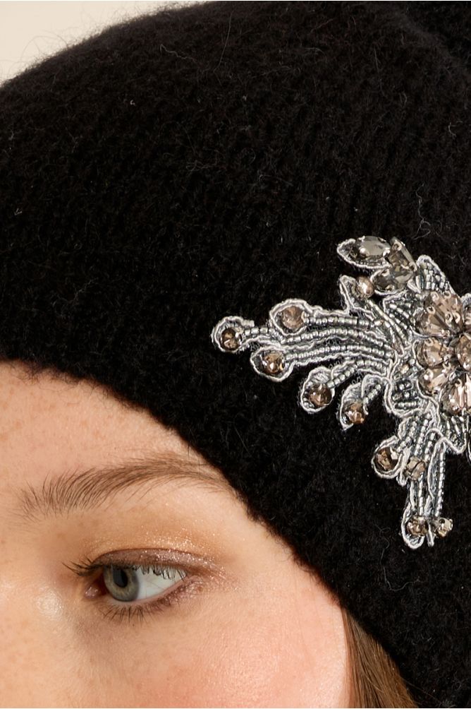 Bonnet en tricot, fleur brodée