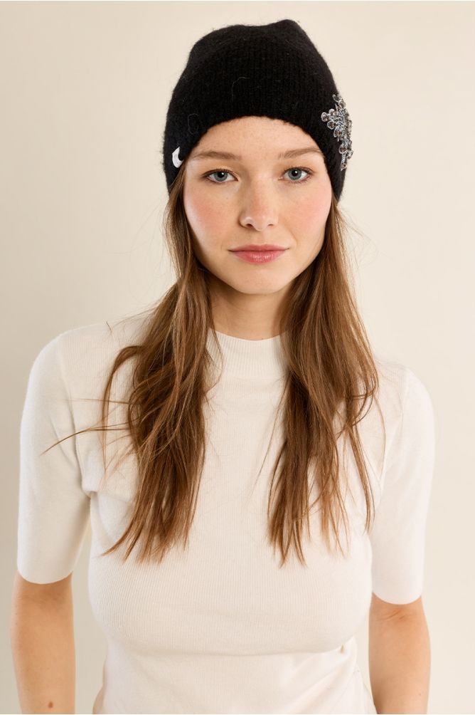 Bonnet en tricot, fleur brodée