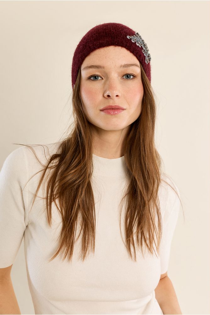Bonnet en tricot, fleur brodée