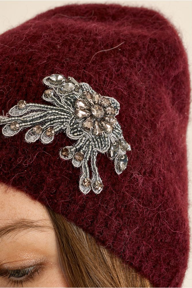 Bonnet en tricot, fleur brodée