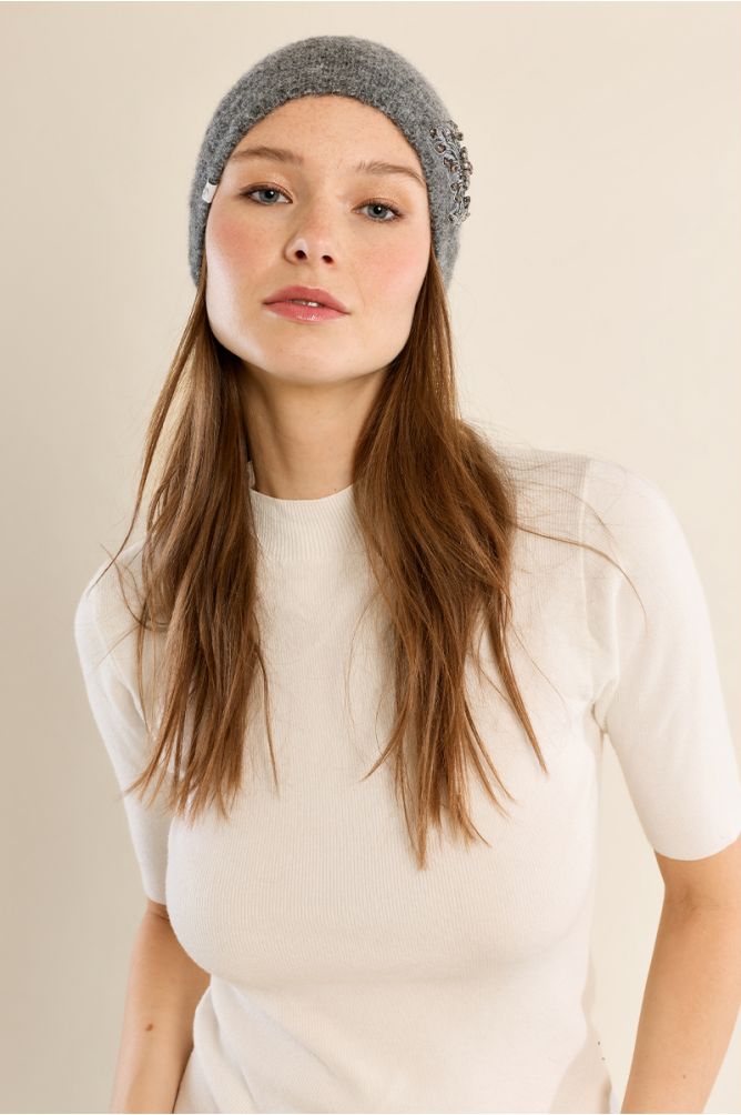 Bonnet en tricot, fleur brodée